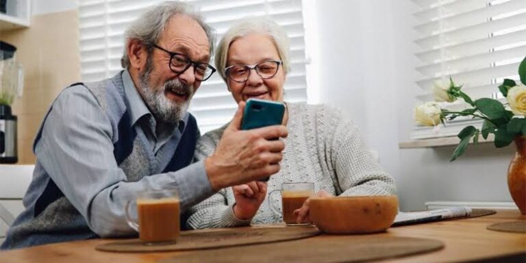 Simple & Smart: The Easiest Software for Seniors to Stay Connected, Organized, and Creative